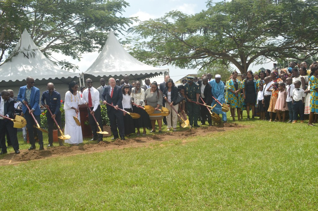 Elder Neil L. Andersen and other Latter-day Saint and political leaders holding gold shovels and breaking ground on the Abidjan Ivory Coast Temple site.
