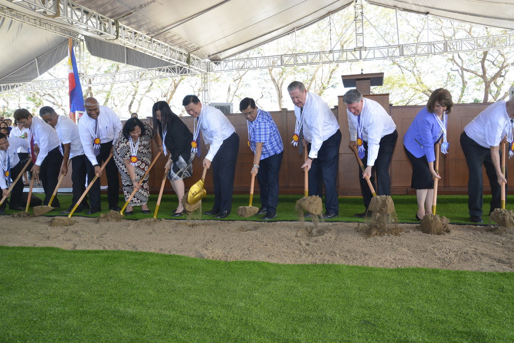 Elder Jeffrey R. Holland, other Church leaders and community leaders holding shovels of dirt at the groundbreaking of the Urdaneta temple.