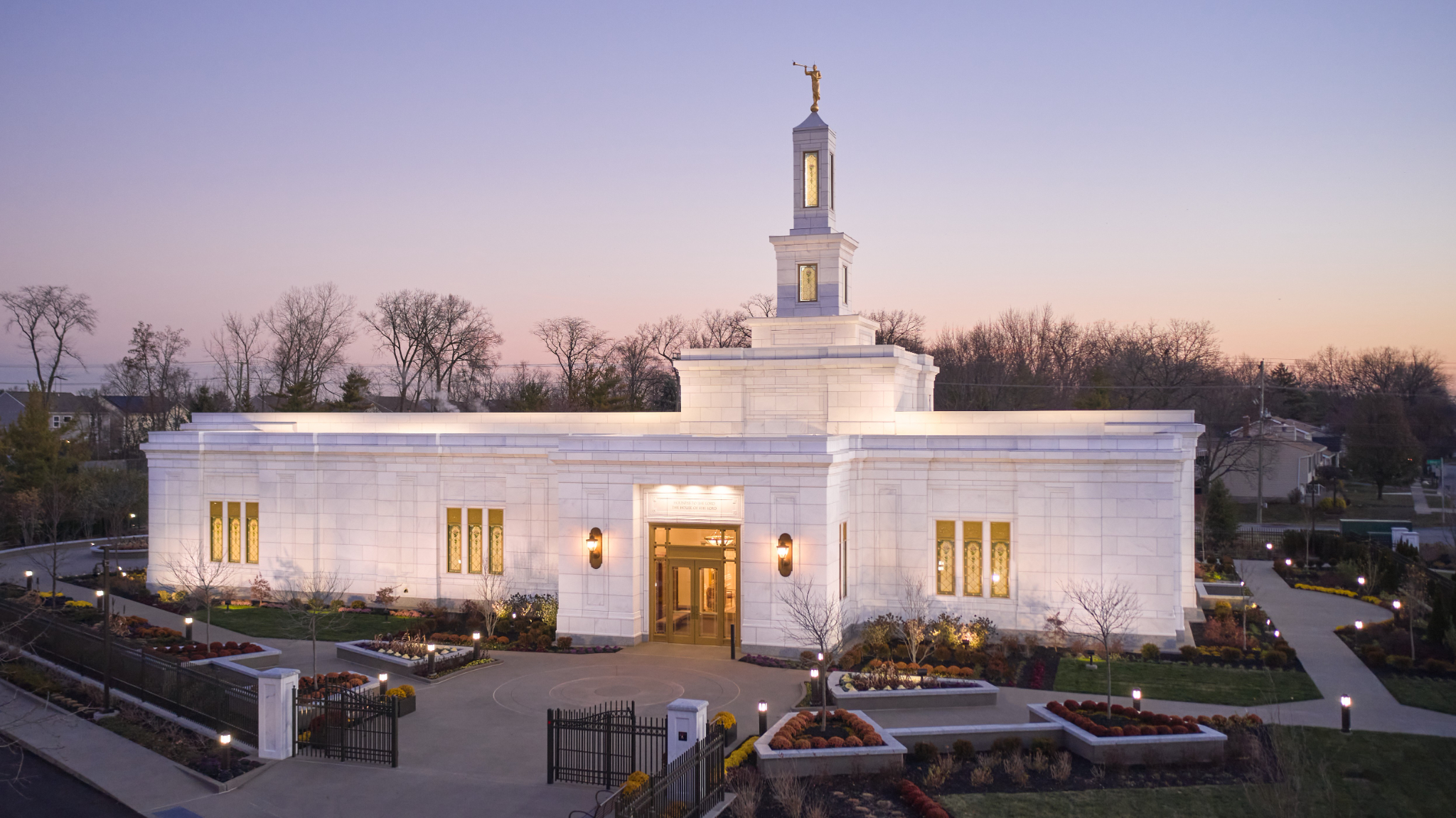 Exterior of the Columbus Ohio Temple at daytime.