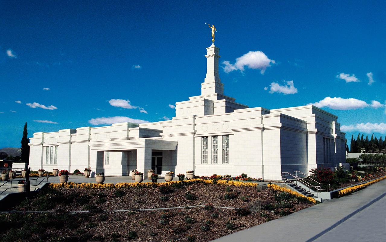 The exterior of the Ciudad Juárez Mexico Temple, a white, one-story building with a center spire.